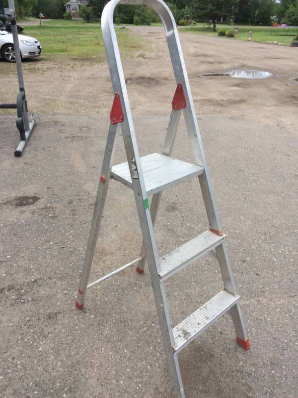 lot 43 image: Metal Ladder