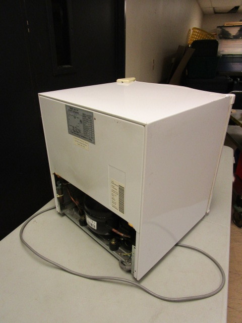 lot 508 image: AVANTI MINI REFRIGERATOR