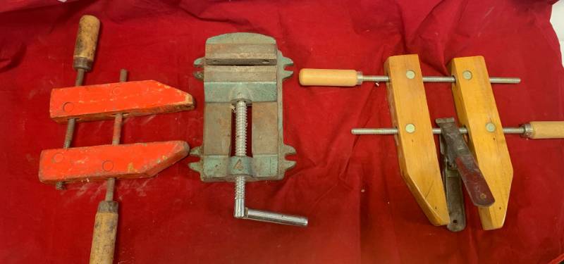 lot 25 image: 2 Wood Clamps & 4 Vise