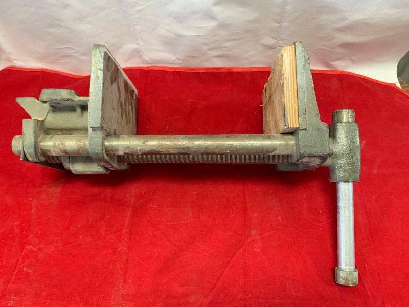 lot 29 image: WIlton 16107-10 Carpenter Woodworking Bench Vise