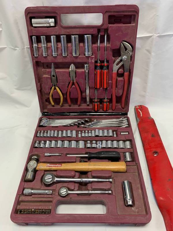 lot 38 image: Champion 80 Piece Tools Set