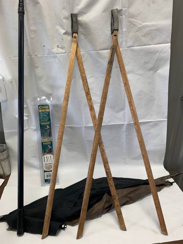 lot 41 image: Lot of 3 Hunters Shooting Sticks