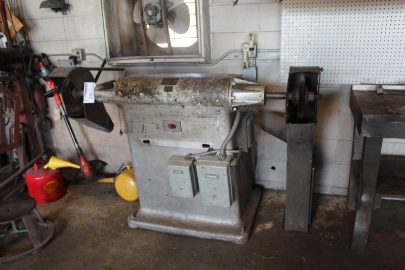 lot 39 image: Black&Decker Heavy Duty Dual Head Buffer Table, Extra Buffer Heads