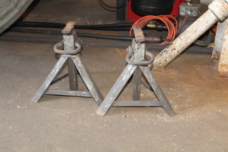 lot 36 image: Lot of (2) 10in. Jack Stands