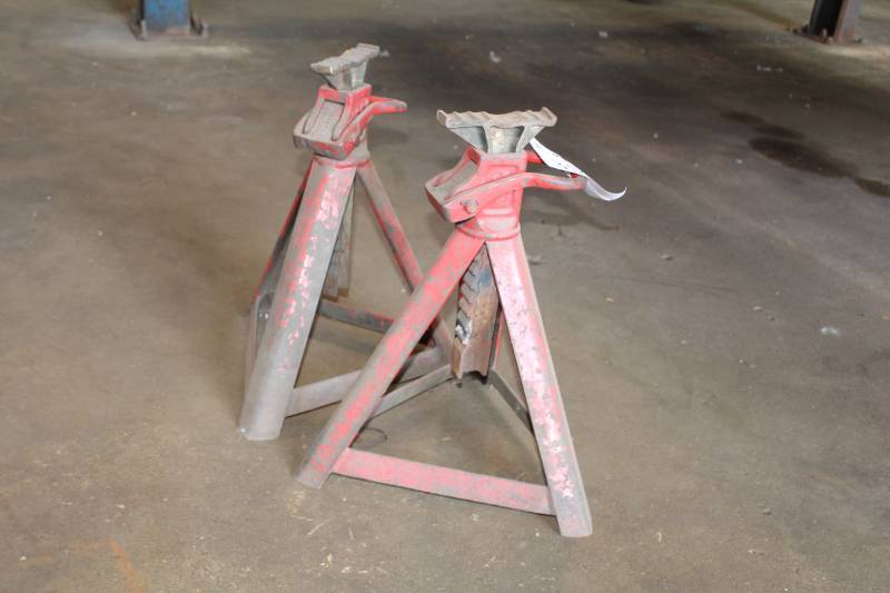lot 35 image: Lot of (2) 20in. Jack Stands