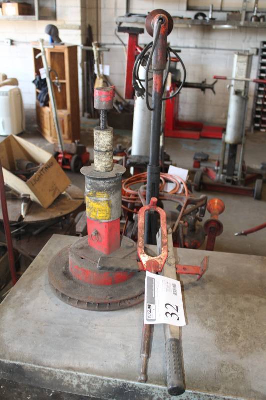 lot 32 image: Northern Industrial Tools Utility Wheel Tire Changer
