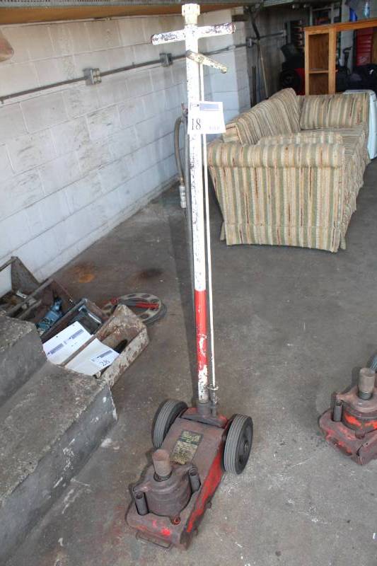 lot 18 image: Professional 22-Ton Air Over Hydraulic Jack
