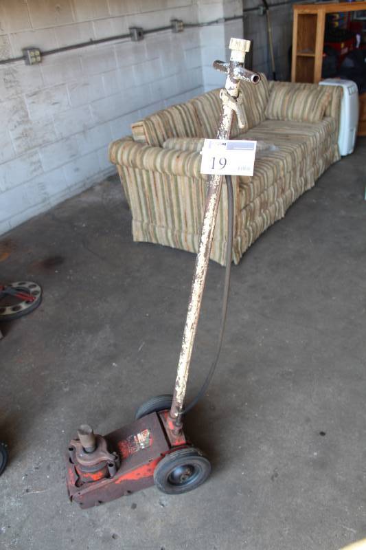 lot 19 image: Professional 22-Ton Air Over Hydraulic Jack