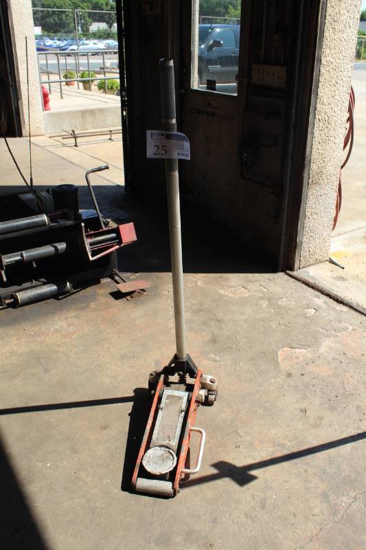 lot 25 image: Racing Jack 3000 lbs. Hydraulic Floor Jack