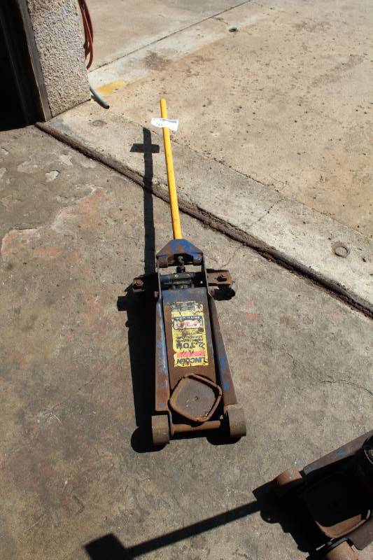 lot 26 image: Lincoln 2-Ton Professional Service Jack