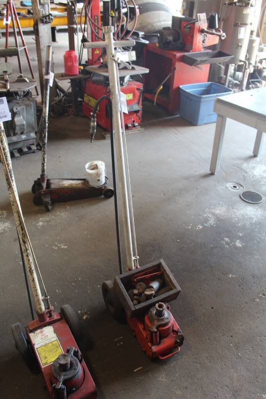 lot 17 image: Professional 22-Ton Air Over Hydraulic Jack
