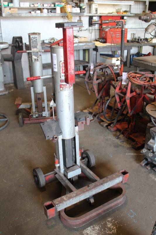 lot 14 image: Gray PortaMatic 5000 lbs. Car and Truck Air Lift