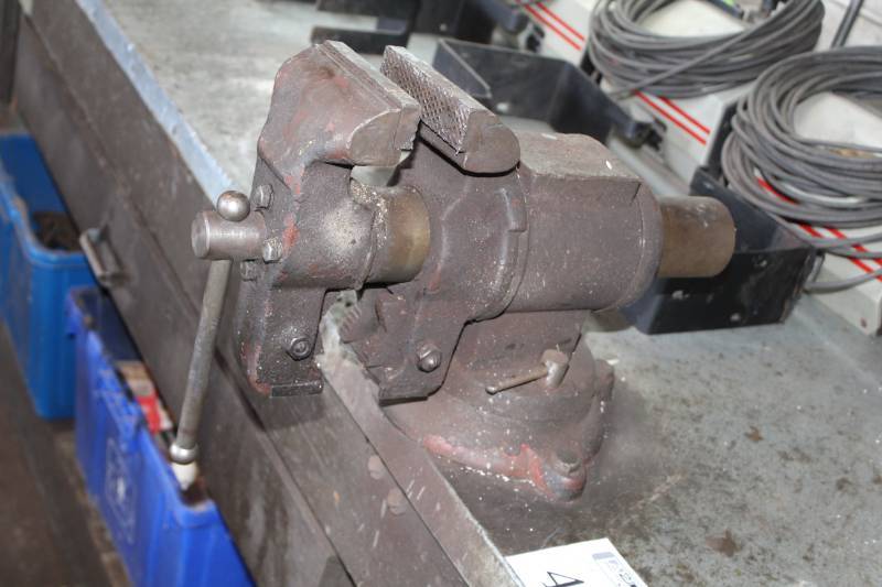 lot 47 image: Bench Vise