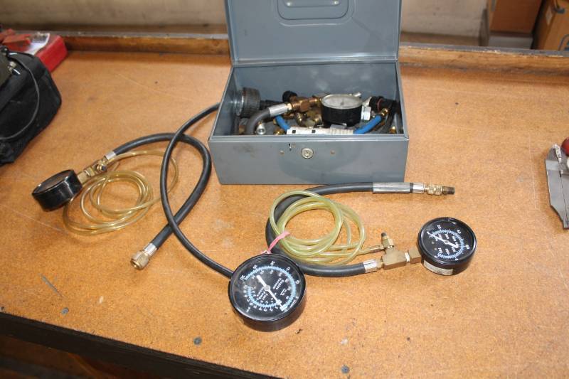 lot 68 image: Vacuum Pressure Gauge with Attachments, Accessories, Metal Case