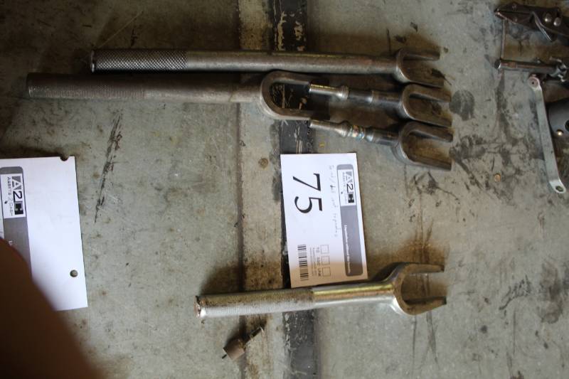 lot 75 image: Tie-RodBall-Joint Separator Bars