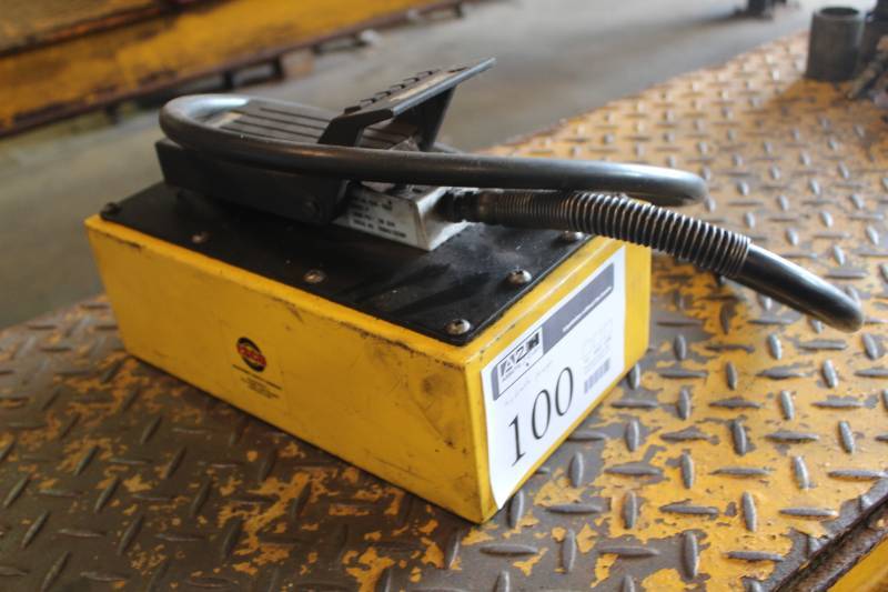 lot 100 image: Esco Equipment Supply Company Hydraulic Pump