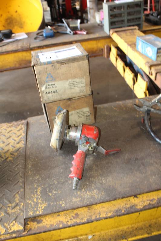 lot 93 image: Pneumatic Disc GrinderSander, Extra Pads