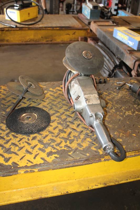lot 95 image: Black&Decker 7in. Standard Flexible Disc Sander