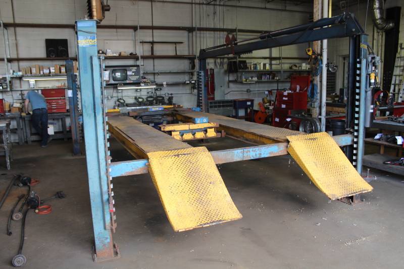 lot 2 image: Legend 4-Post Lift