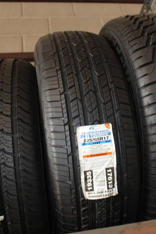 lot 194 image: Cooper CS3 Touring P23565R17 102T Tire