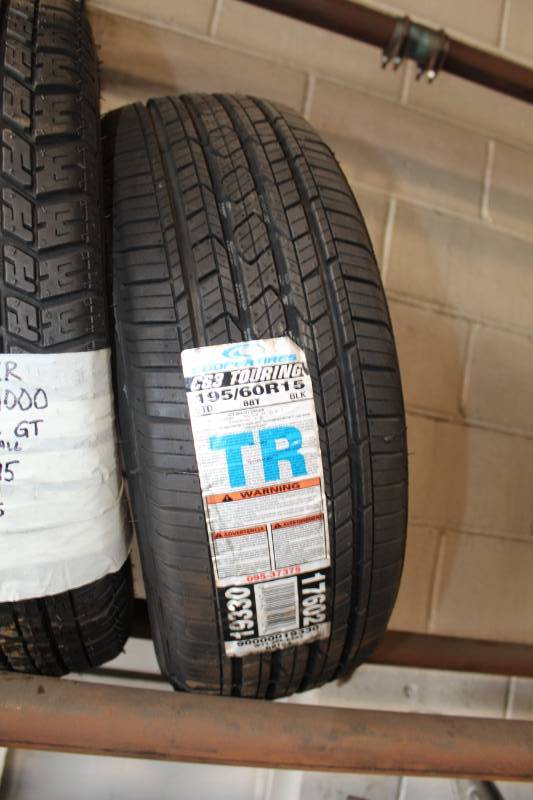lot 192 image: Cooper CS3 Touring 19560R15 88T Tire