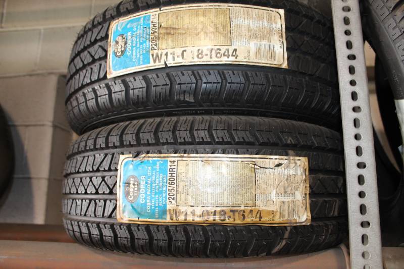 lot 190 image: Lot of (2) Cooper Cobra Radial GTH P20560HR14 Tires