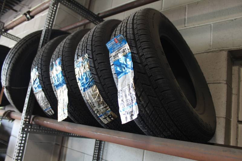 lot 189 image: Lot of (4) Cooper Lifeliner Touring SLE 20570R14 95T MS Tires
