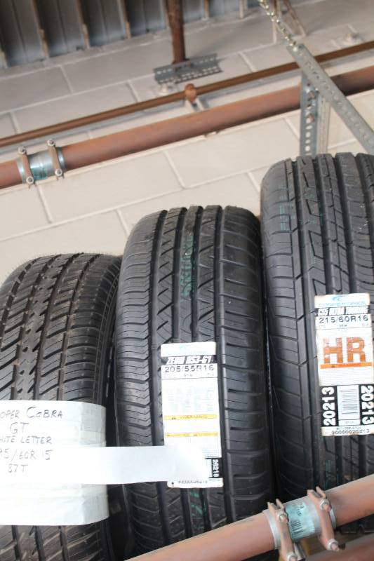lot 180 image: Cooper Zeon RS3-G1 HR20555R16 91W Tire