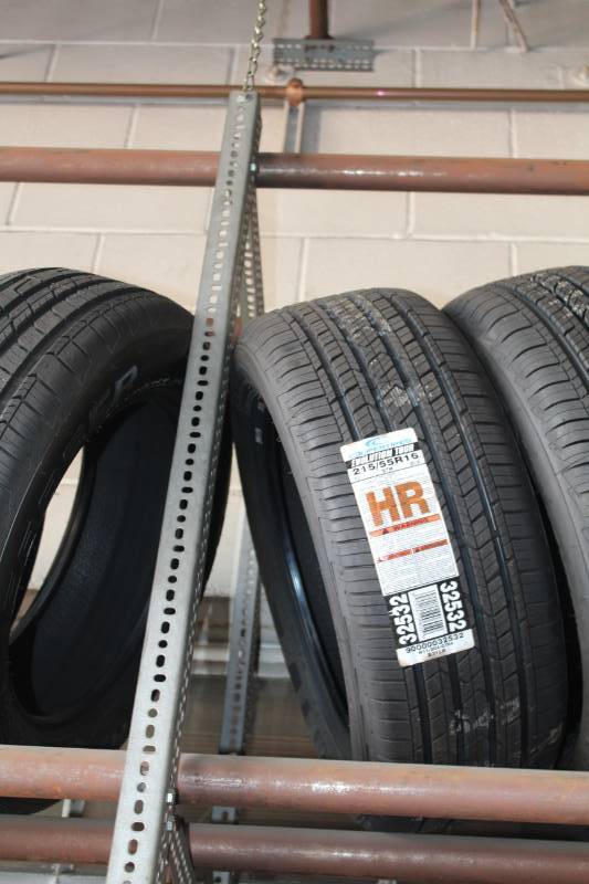 lot 182 image: Cooper Evolution Tour HR21555R16 97H Tire