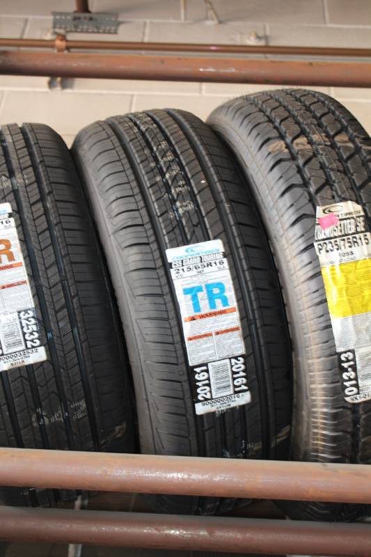 lot 183 image: Cooper CS5 Grand Touring TR21565R16 98T Tire