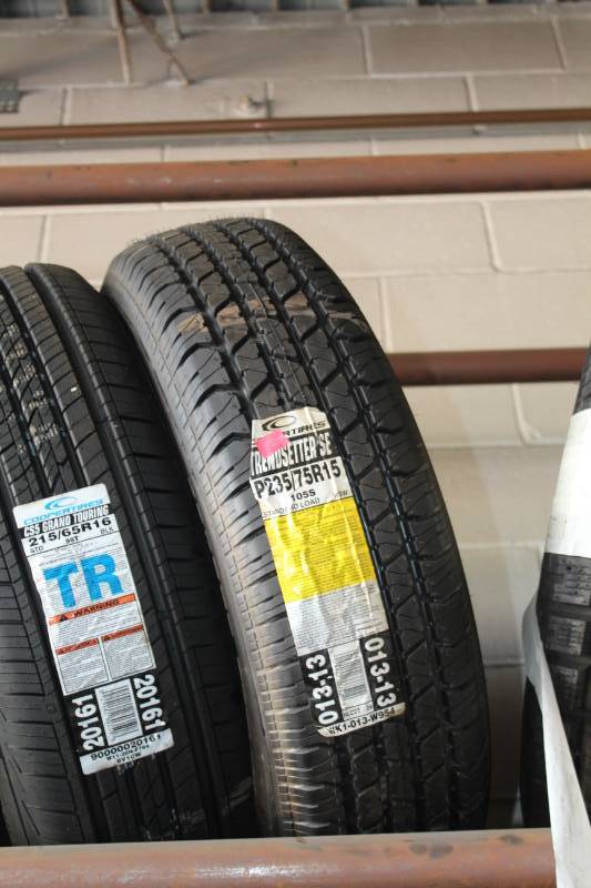 lot 184 image: Cooper Trendsetter SE P23575R15 105S Tire