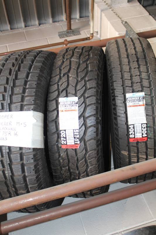 lot 186 image: Cooper Discoverer AT3 LT24575R16 120116R Light Truck Tire