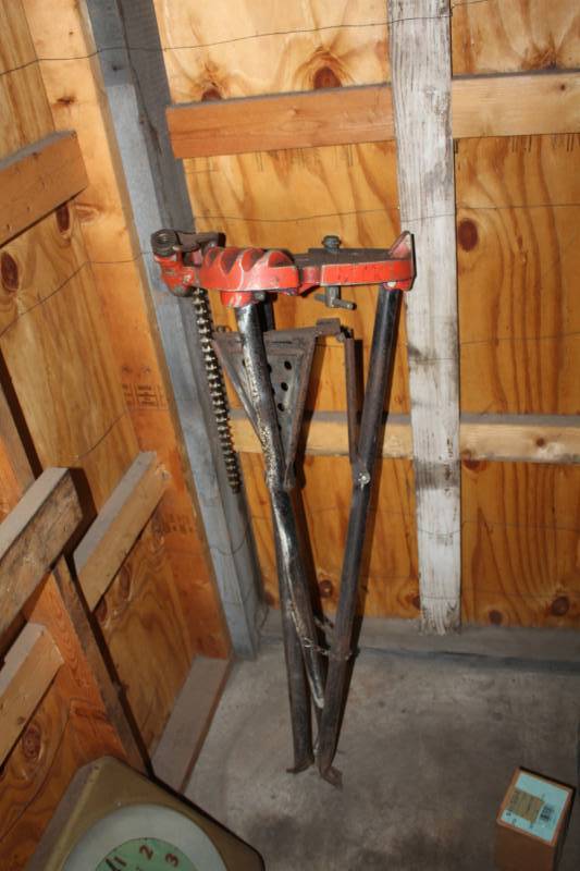 lot 258 image: Ridgid 18in. To 5in. Pipe Bender Stand