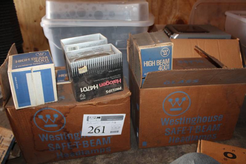 lot 261 image: Automobile Headlight Bulbs 612V