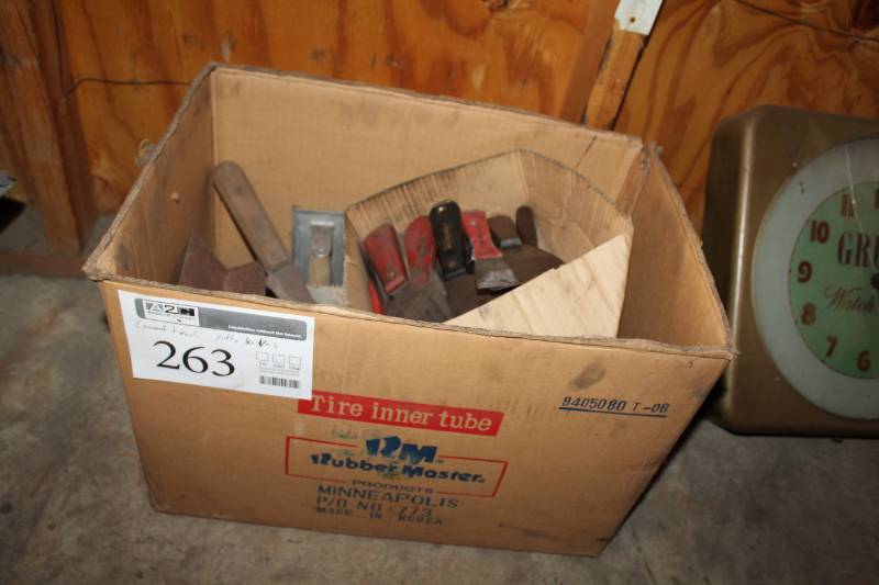 lot 263 image: Cement Trowels, Putty Knives