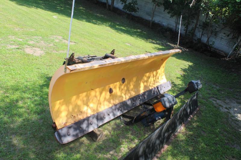 lot 300 image: 1988-1998 Chevrolet Snowplow Blade Attachment, Hydraulic Lines