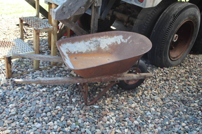 lot 1188 image: Metal Wheelbarrow