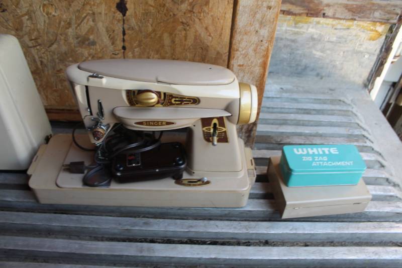 lot 1201 image: Singer Sewing Machine