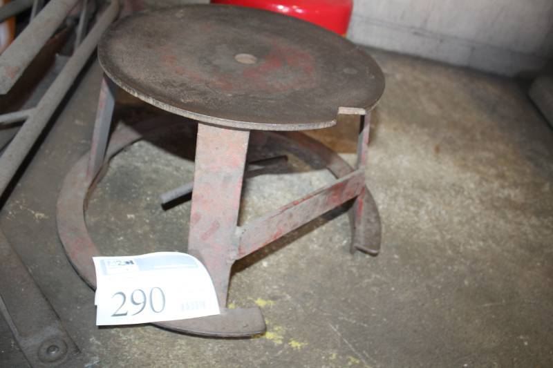 lot 290 image: Metal Tire Stand