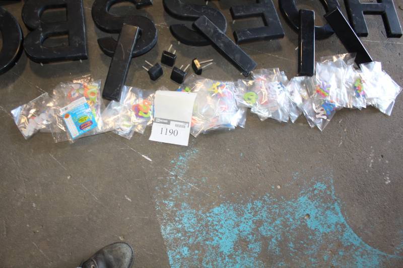 lot 1190 image: Vinyl Peel and Stick Foam Letters