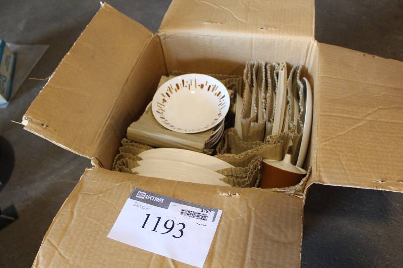 lot 1193 image: Style House 45-Piece Dish Set