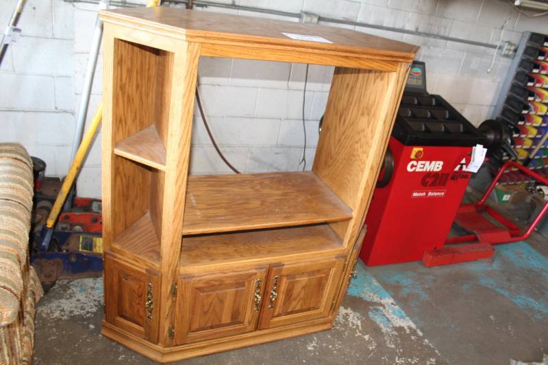 lot 284 image: Rolling Wood TV Entertainment Stand
