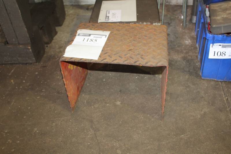 lot 1185 image: Diamond-Plate Metal Step Stool