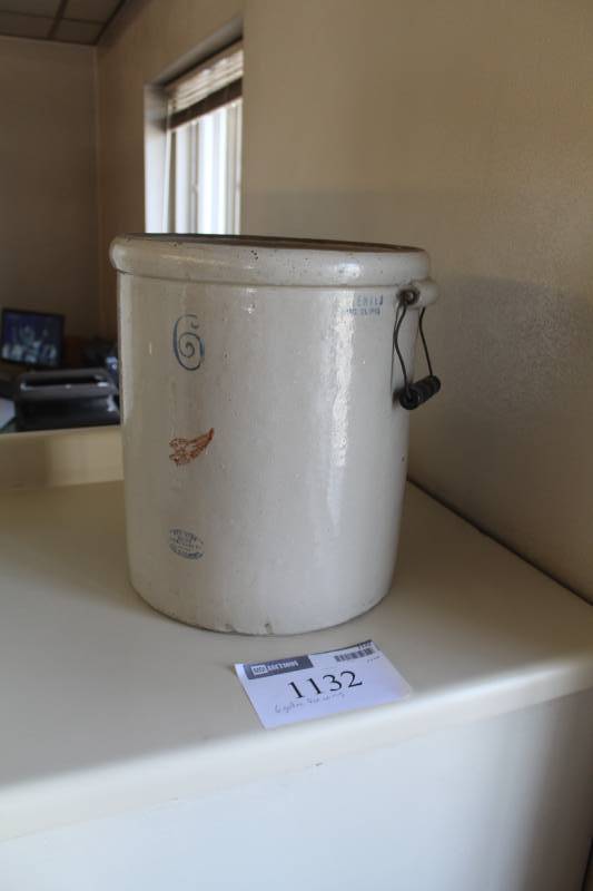 lot 1132 image: Red Wing Union Stoneware 6-Gallon Ceramic Pot