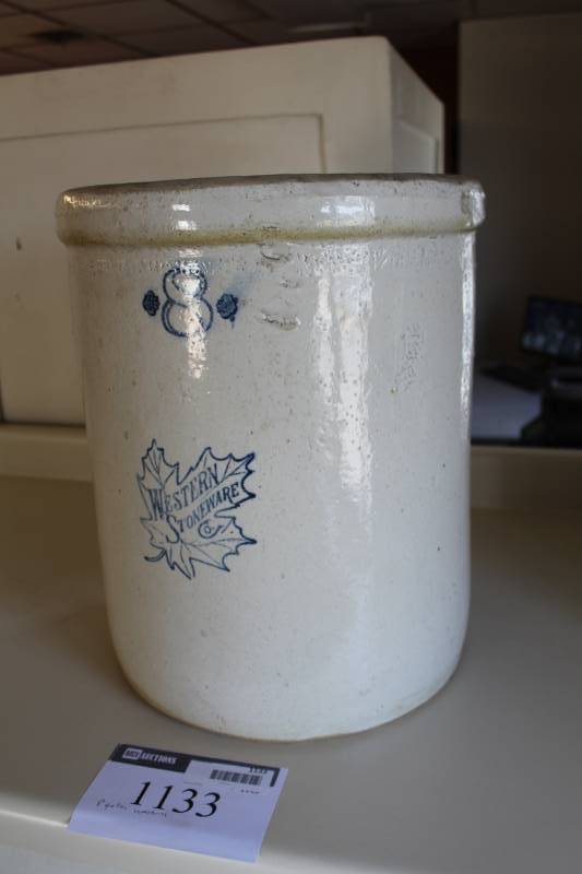 lot 1133 image: Western Stoneware 8-Gallon Ceramic Pot