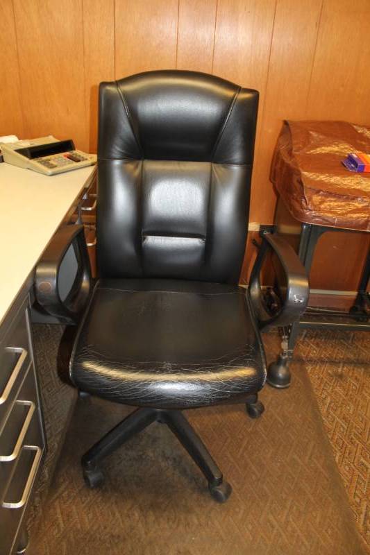 lot 1135 image: Rolling Leather Office Arm Chair