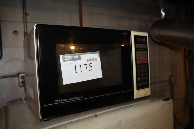 lot 1175 image: Sharp Carousel II Microwave Oven
