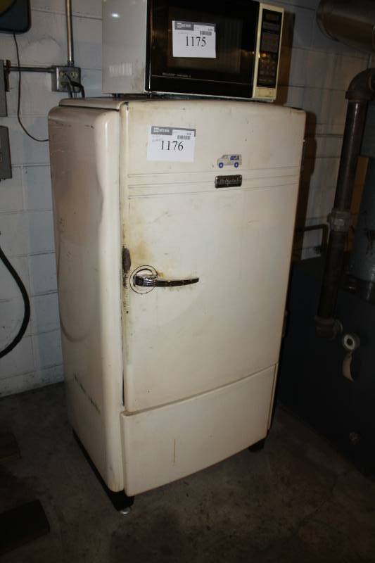 lot 1176 image: Hotpoint Refrigerator Freezer