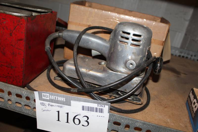 lot 1163 image: Black&Decker Heavy Duty Finishing Sander