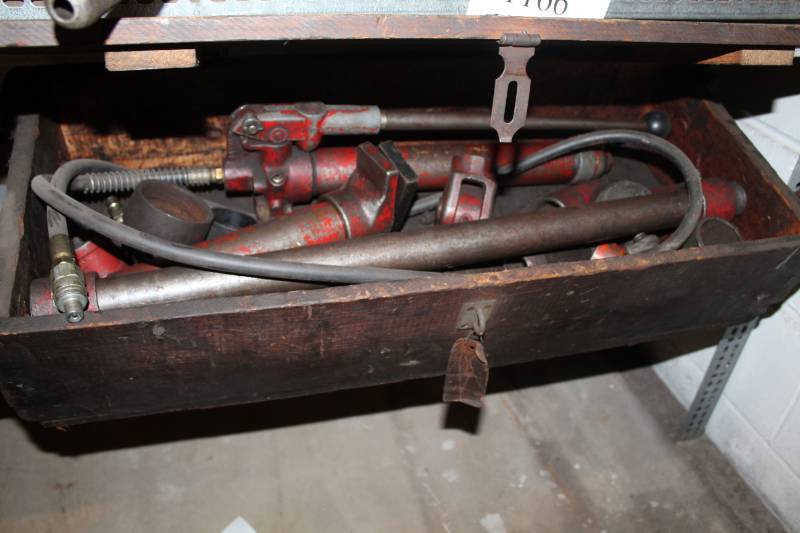 lot 1168 image: Hydraulic Ram with Adapters